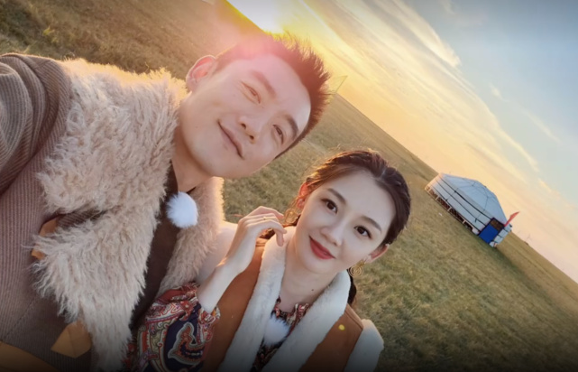 午后咖啡館的秘密：從演員鄭凱老婆照片看明星家庭的日?？s影