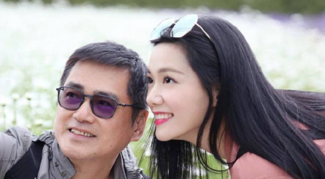 時(shí)空回眸：咖啡館里關(guān)于湯鎮(zhèn)宗老婆的照片和資料的奇遇對(duì)話(huà)