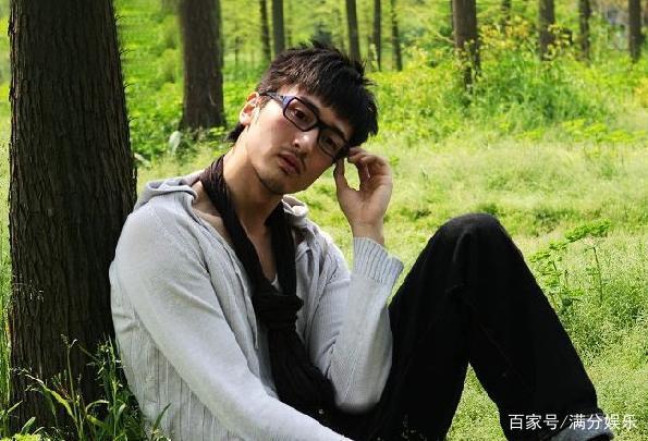 影棚奇遇：AI視角下的演員譚卓的照片與角色張力解析
