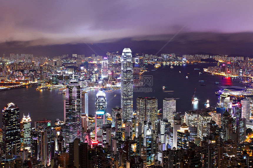 維港夜語(yǔ):阿明與李教授探尋“香港最準(zhǔn)最快的資料”時(shí)空軌跡