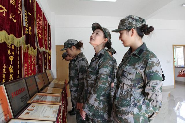 穿越光影：青年學(xué)子對話解放軍三軍儀仗隊女兵表演的榮光與堅韌