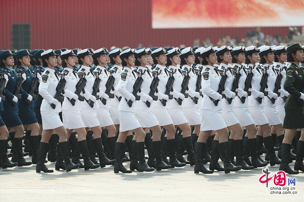 咖啡館里的奇遇:深度解讀2019中國人民解放軍女兵儀仗隊的時代回響