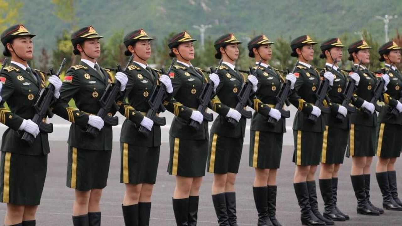 中國人民解放軍儀仗隊(duì)女兵中隊(duì)：深度解析其光榮使命、選拔標(biāo)準(zhǔn)與卓越風(fēng)采