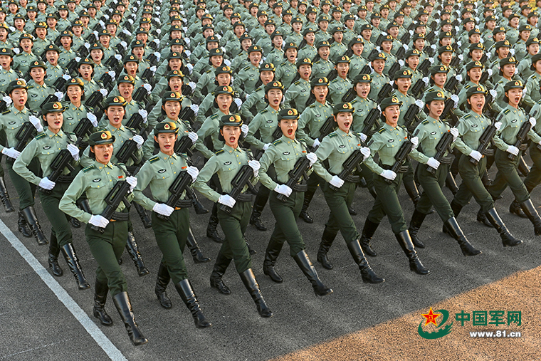 見(jiàn)證榮耀：中國(guó)人民解放軍儀仗隊(duì)女兵亮相背后的心路歷程與時(shí)代回響