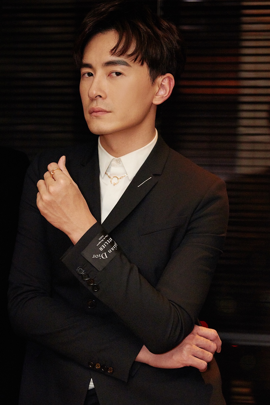 咖啡館里的光影對(duì)話:細(xì)說演員鄭凱資料個(gè)人介紹與熒幕內(nèi)外
