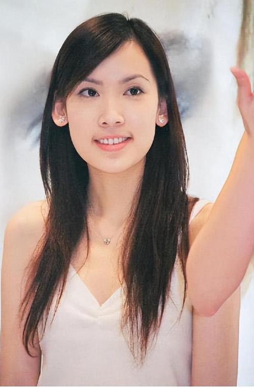 時(shí)光畫(huà)廊：探秘陳若儀驚艷寫(xiě)真背后的光影對(duì)話
